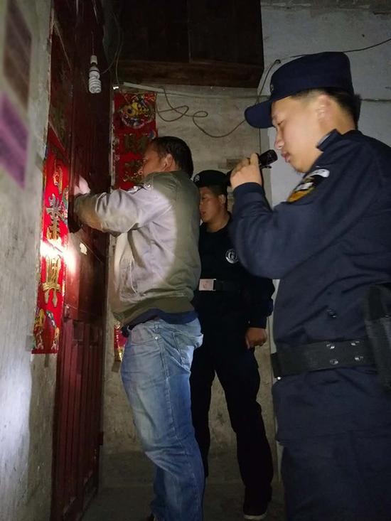 百色地区粗心妈妈误将幼女锁家中 民警全城寻开锁师傅开门